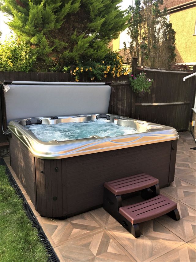 Artesian Island Grand Bahama hot tub near Ashtead Surrey